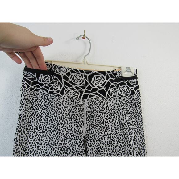 Lululemon Size 6 Real Quick Tight Miss Mosaic White / Posey Black White - Picture 8 of 9